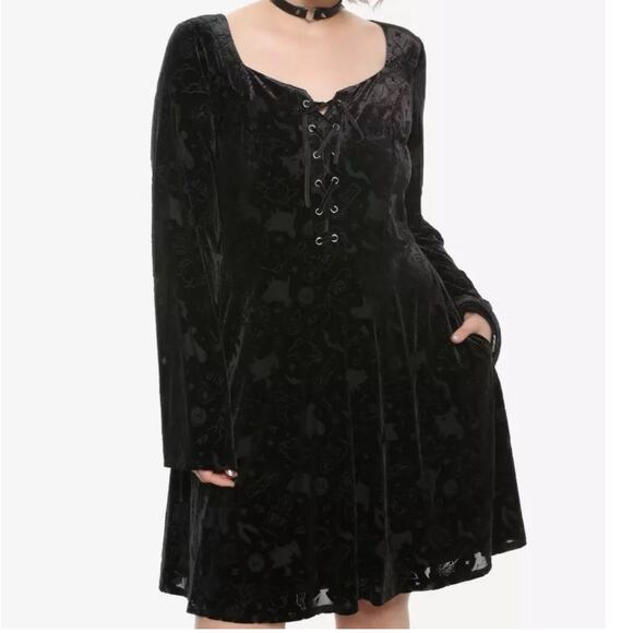 Her Universe x Disney Hocus Pocus Icon Velvet Bell Sleeve Dress Witchy 5X - Picture 1 of 11